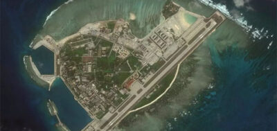 Đảo Phú Lâm, nơi có miếu thần Hoàng Sa thời vua Minh Mạng, nay trở thành thủ phủ « thành phố Tam Sa ». Ảnh vệ tinh của AMTI. © AMTI