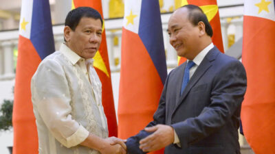 Tổng thống Philippines Rodrigo Duterte (T) bắt tay thủ tướng Việt Nam Nguyễn Xuân Phúc ngày 29/09/2016. Hai bên đã thảo luận về việc phân định ranh giới biển ở Biển Đông. © AP - Hoang Dinh Nam