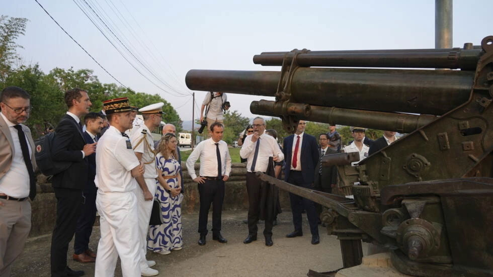 Bộ trưởng Quân Lực Pháp Sébastien Lecornu thăm một boong-ke ở Điện Biên Phủ, Việt Nam, ngày 06/05/2024. AP - Hau Dinh