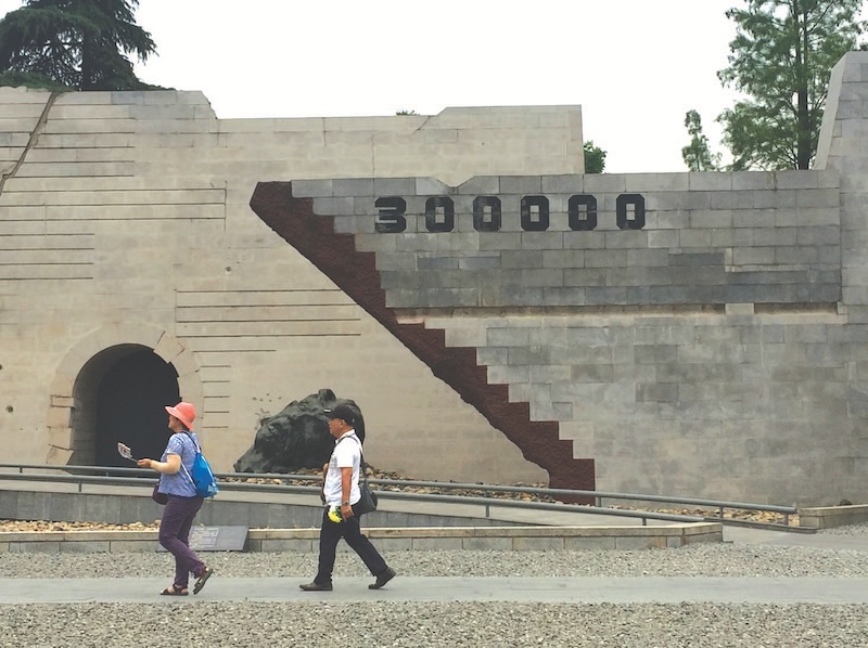 Au Mémorial consacré au sac de Nankin, en Chine, le chiffre de 300 000 victimes est omniprésent. / Odaira Namihei pour Zoom Japon