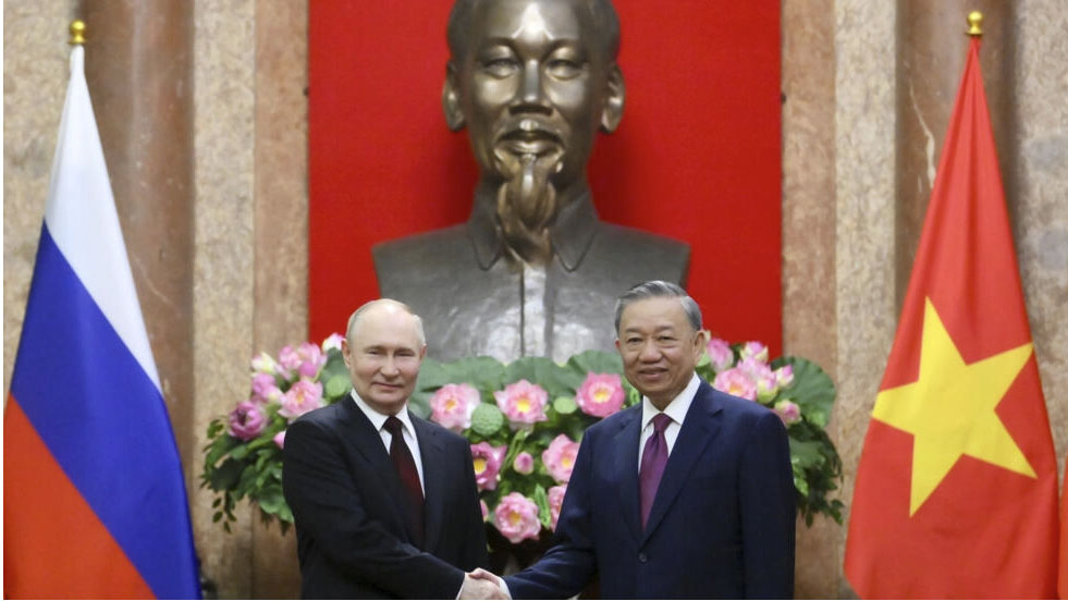 Chủ tịch nước Việt Nam Tô Lâm tiếp tổng thống Nga Vladimir Putin (T) tại phủ chủ tịch, Hà Nội, Việt Nam, ngày 20/06/2024. AP - Kristina Kormilitsyna